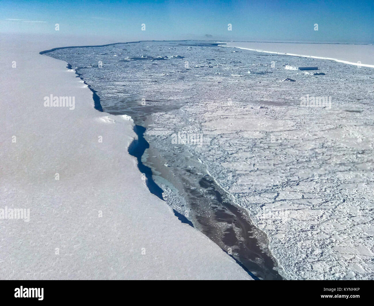 L'opération IceBridge a capturé des images de la plate-forme glaciaire Larsen C en Antarctique, en se concentrant sur sa structure et ses icebergs dans le cadre d'études en cours visant à comprendre les changements dans la glace polaire et son impact sur le niveau de la mer. Banque D'Images