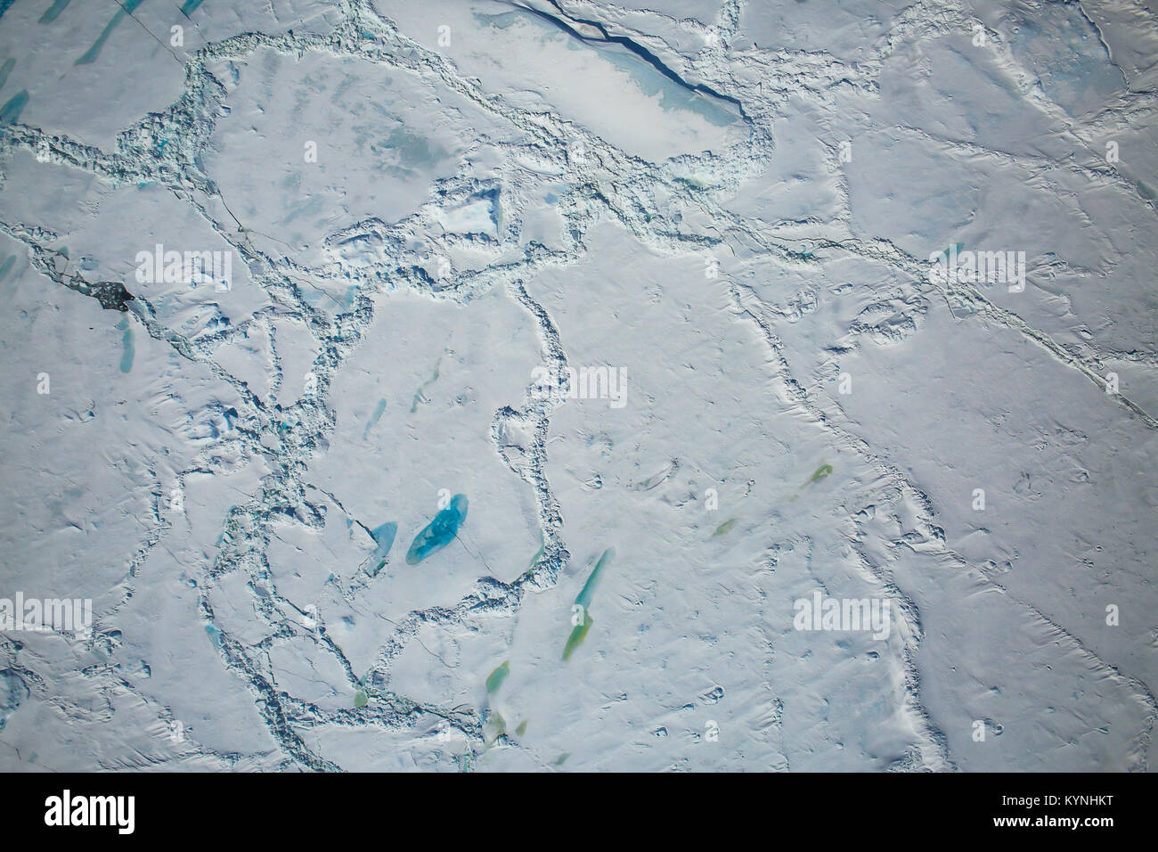 L'opération IceBridge de la NASA a capturé des images de la plate-forme glaciaire Larsen C en Antarctique, aidant à surveiller la dynamique des glaces et les changements environnementaux. Banque D'Images