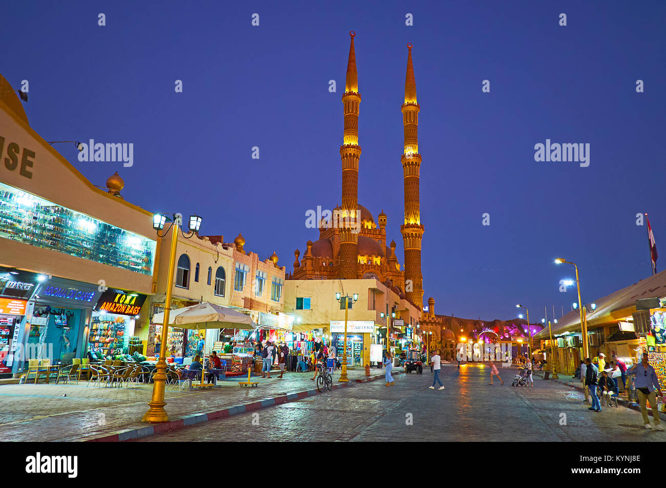 SHARM EL SHEIKH, EGYPTE- 15 DÉCEMBRE 2017 : l'agréable soirée dans le vieux marché avec de hauts minarets de Al Sahaba (Al Mustafa) mosquée sur l'arrière-plan, sur de Banque D'Images