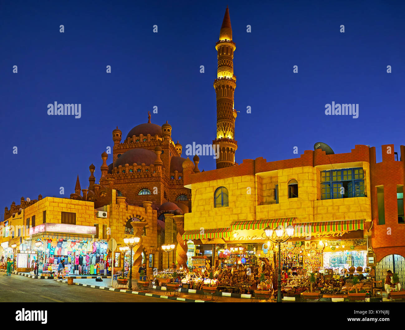 SHARM EL SHEIKH, EGYPTE- 15 DÉCEMBRE 2017 : les nombreux étals de marché du vieux bazar avec une large gamme d'articles souvenirs, de vêtements de plage, de fruits et d'autres bonnes Banque D'Images