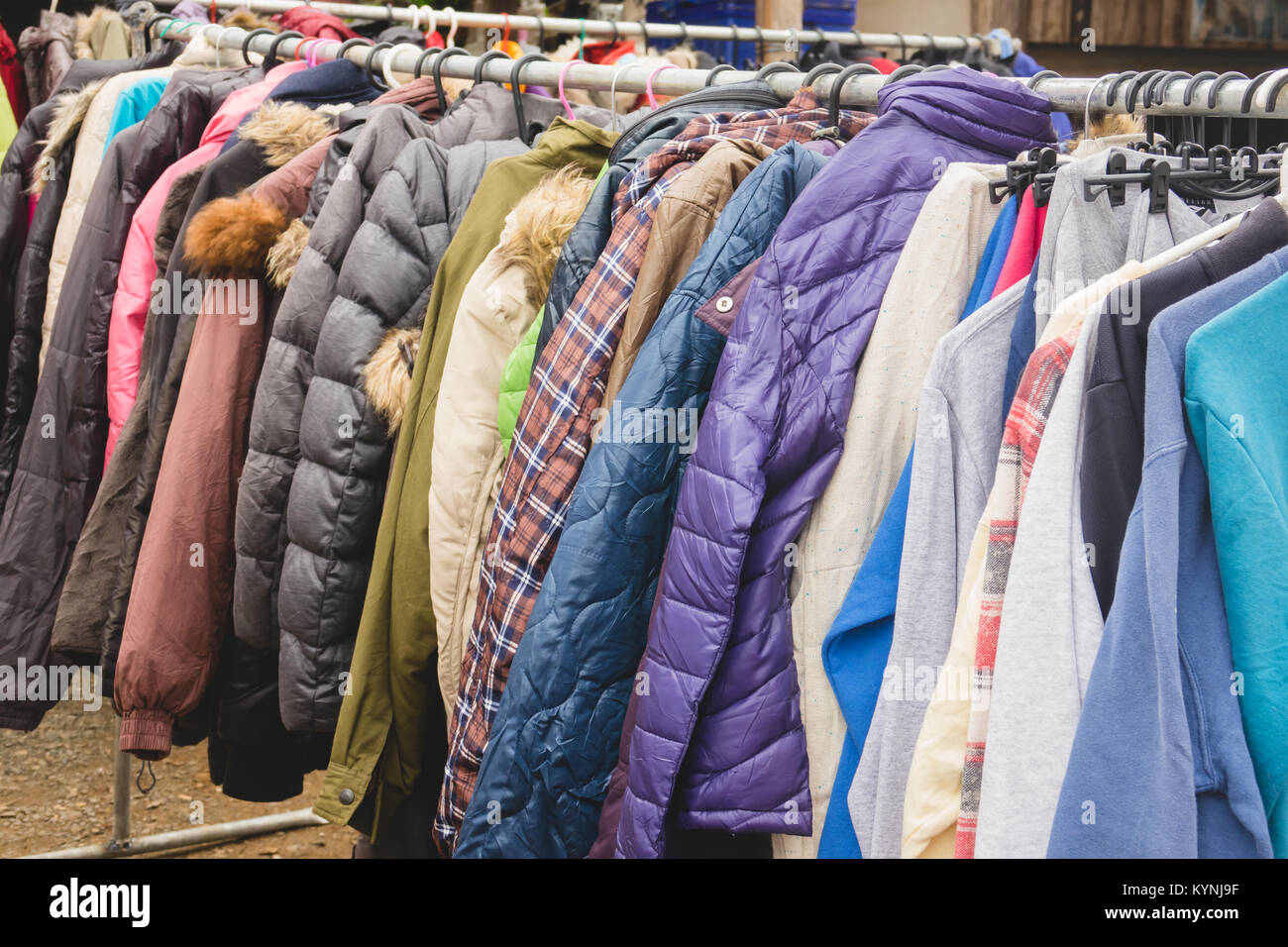 Fashion manteaux d'hiver pendu sur un porte manteau Photo Stock - Alamy