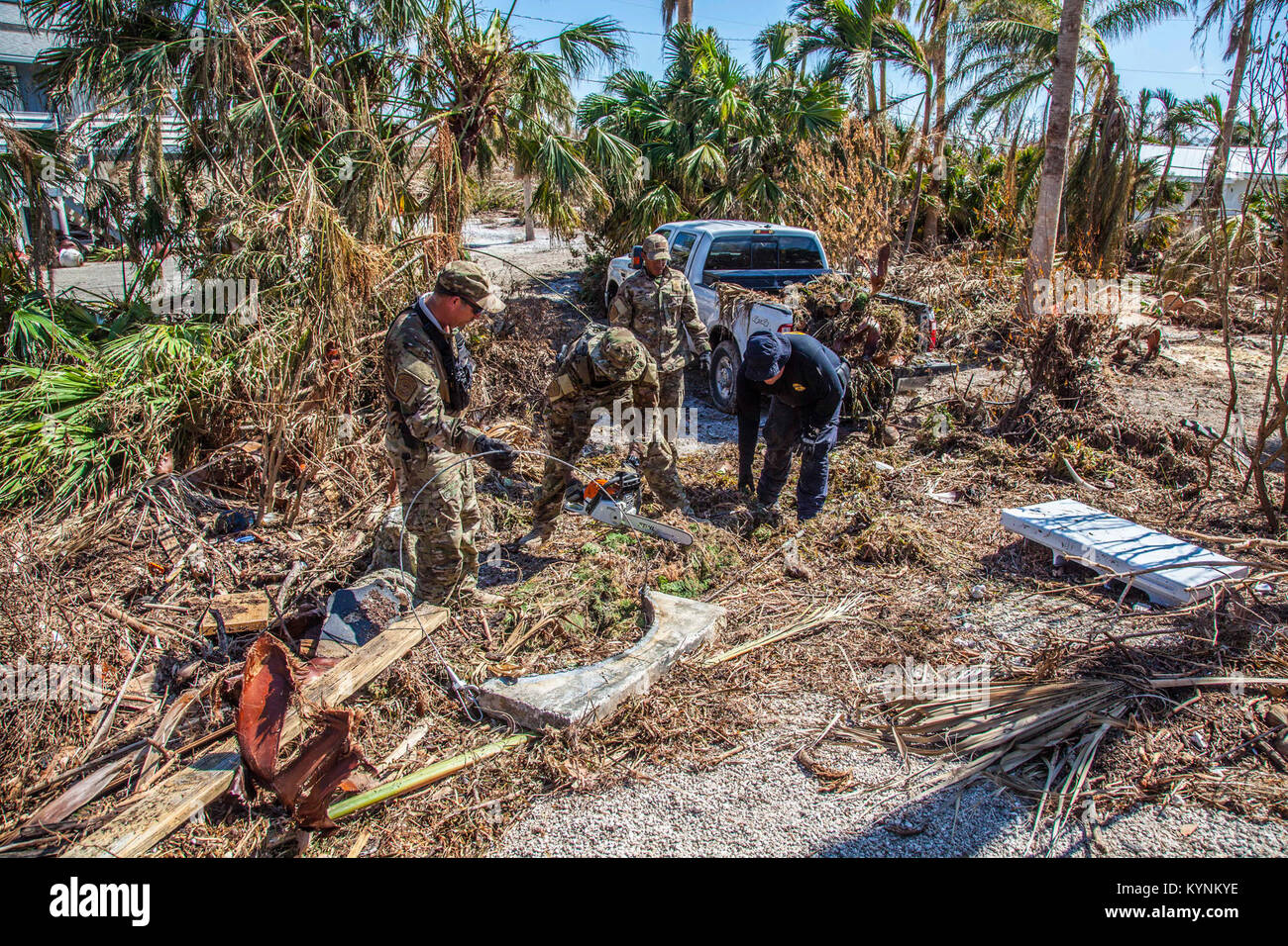 Les membres de la patrouille frontalière américaine BORSTAR le long de l'unité avec un agent du SDPF affectés à l'équipe de rétablissement de désastre Asstance dégageant un chemin à Big Pine Key, Fl. Banque D'Images