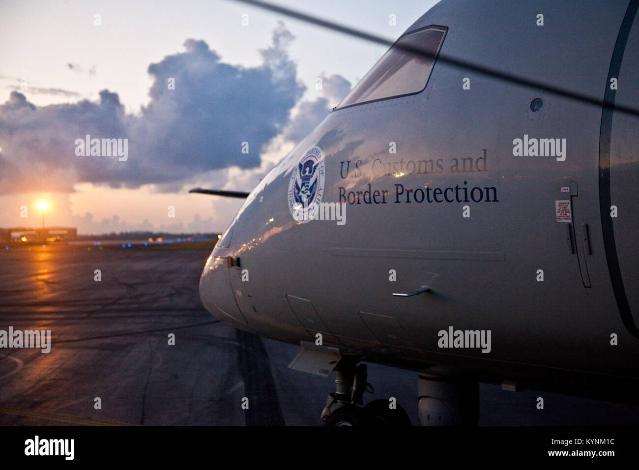 Le 22 septembre 2017, un avion CBP DHC-8 se préparait à décoller de la base de réserve aérienne de Homestead, se dirigeant vers Porto Rico pour aider aux secours de l'ouragan Maria. L'avion faisait partie d'une mission coordonnée d'intervention d'urgence. Banque D'Images