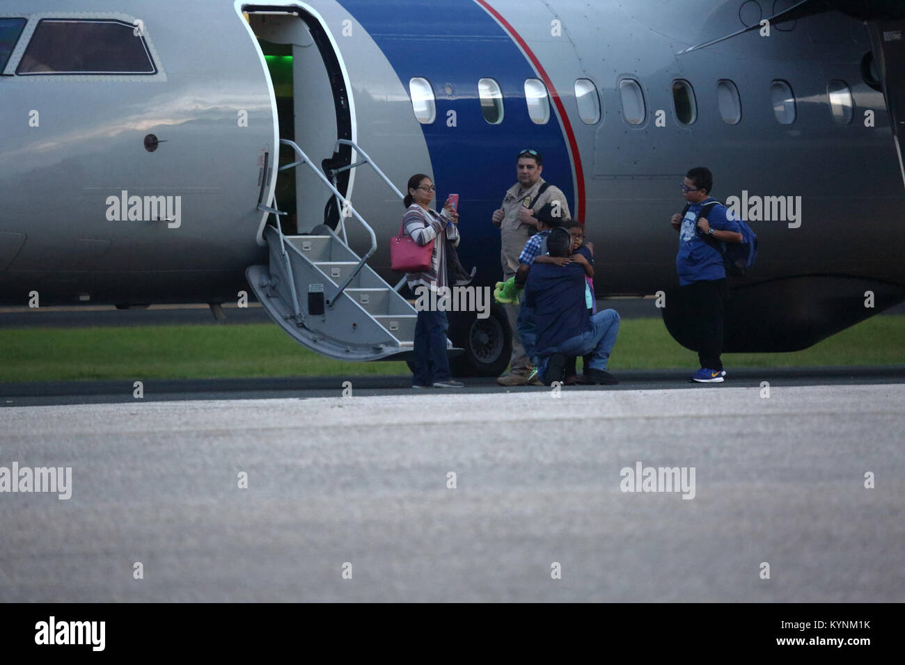 Les opérations aériennes et maritimes du Service des douanes et de la protection des frontières des États-Unis évacuent les membres de la famille du CBP de Porto Rico après l'ouragan Maria. Les agents utilisent des avions DHC-8 pour transporter les évacués vers la base de réserve aérienne de Homestead le 22 septembre 2017. Banque D'Images