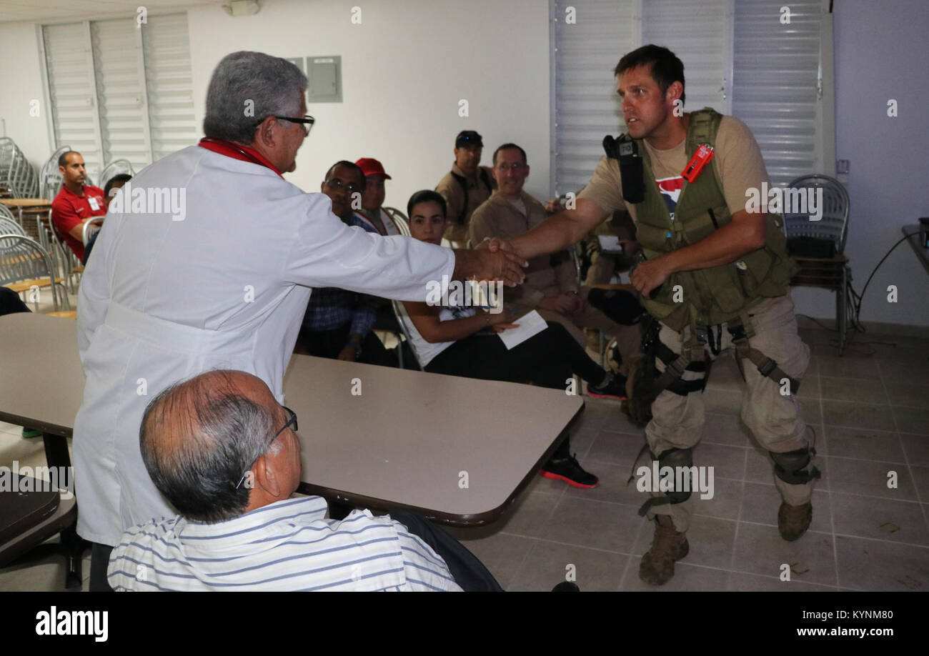 Agent d'exécution de l'aviation Mikey Machol ; accueille les conduire médecin à l'hôpital dans la région de Castaner Castaner, Puerto Rico, que son équipage et lui répondre à la suite du cyclone maria le 3 octobre 2017. U.S. Customs and Border Protection Photo de Mike Pape Banque D'Images