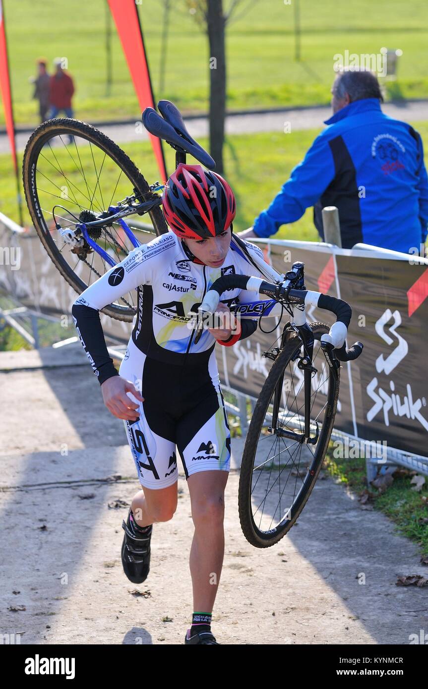 GIJON, ESPAGNE - 9 janvier : Championnats Cyclocross Espagne en janvier 9, 2015 à Gijon, Espagne. Le cycliste Sergio Palacio Fonseca d'Asturies dans l'équipe de re Banque D'Images