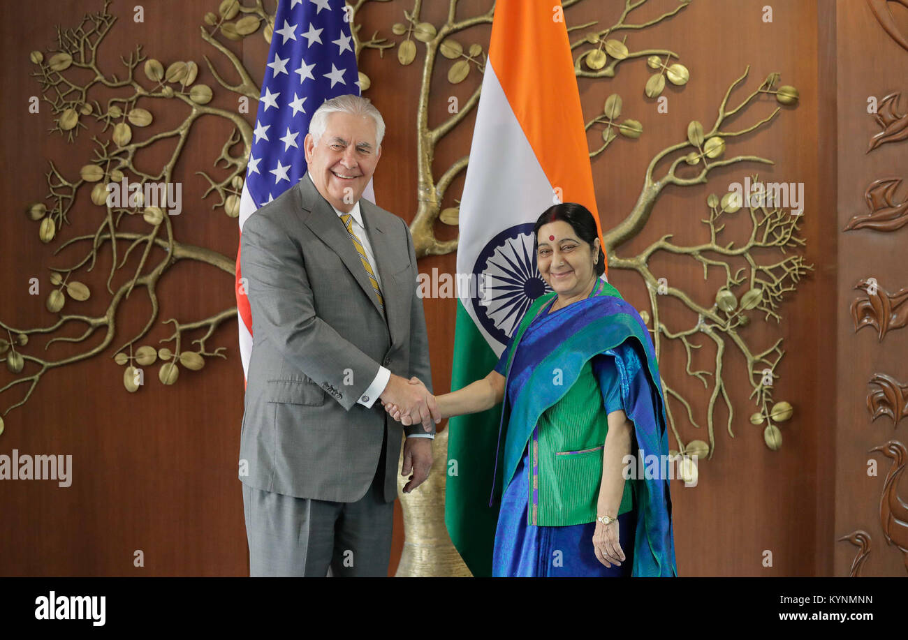 La secrétaire d'État des États-Unis, Rex Tillerson est accueilli par le ministre indien des Affaires extérieures Sushma Swaraj au ministère des Affaires étrangères à New Delhi, Inde le 25 octobre 2017. Banque D'Images