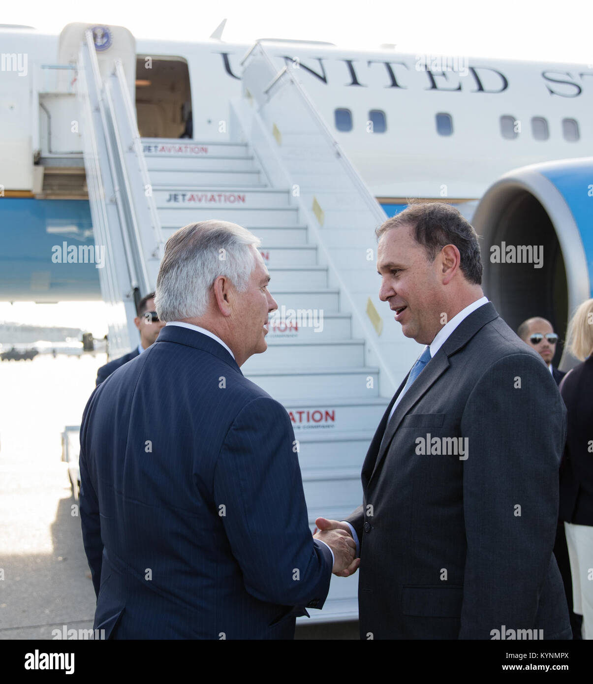 La secrétaire d'État des États-Unis, Rex Tillerson parle avec le Chargé d'affaires américain Theodore Allegra avant de quitter Genève, Suisse, le 26 octobre 2017. Banque D'Images