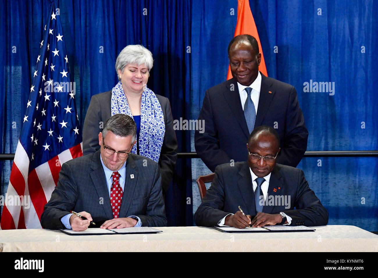 U.S. Millennium Challenge Corporation PDG Jonathan Nash et président de la Côte d'Ivoire Alassane Ouattara signent un nouvel accord pour stimuler la croissance économique et de l'investissement privé en Côte d'ivoire au département d'État des États-Unis à Washington, D.C. le 7 novembre 2017. Banque D'Images