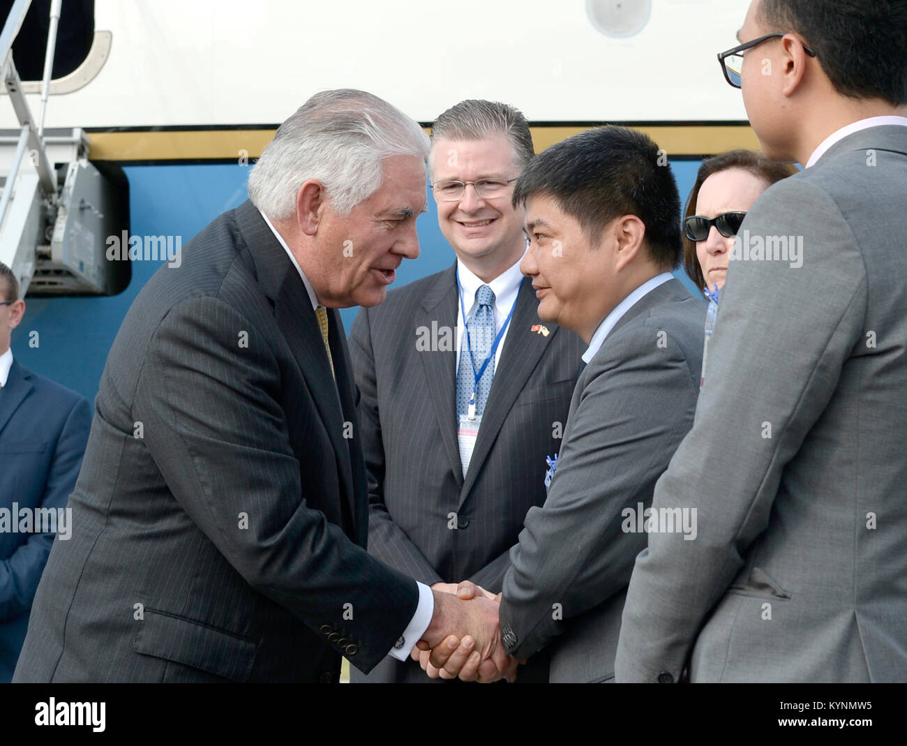 La secrétaire d'État des États-Unis, Rex Tillerson est accueilli par M. Tran Thanh Tam, directeur adjoint, Amériques, Ministère des affaires étrangères à son arrivée à Hanoi, Vietnam, le 11 novembre 2017, où il accompagne le président Trump pour une visite officielle de l'Etat. Banque D'Images