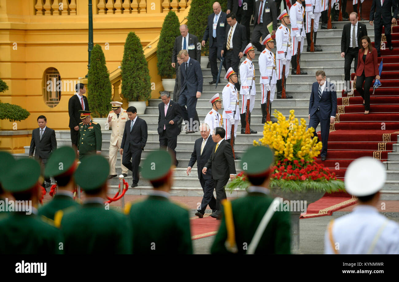 La secrétaire d'État des États-Unis, Rex Tillerson participe à une cérémonie d'accueil pour le Président Donald J. Trump organisé par le Président Tran Dai Quang au palais présidentiel à Hanoi, Vietnam le 12 novembre 2017. Banque D'Images