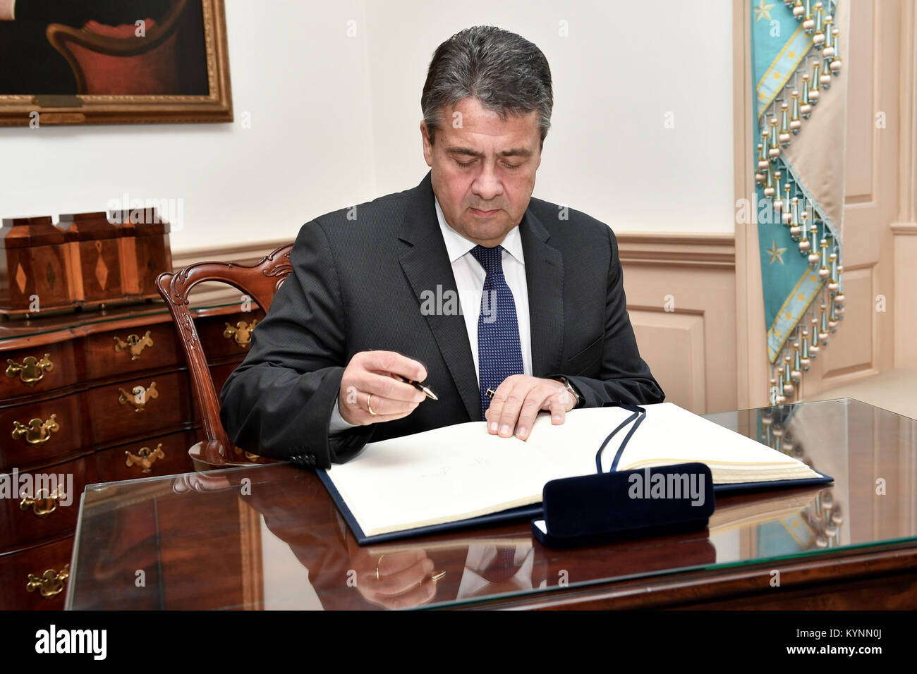 Le ministre allemand des Affaires étrangères Sigmar Gabriel a signé le livre d'or du secrétaire d'État américain Rex Tillerson lors d'une réunion au département d'État américain à Washington, DC, pour discuter des relations bilatérales entre les États-Unis et l'Allemagne. Banque D'Images
