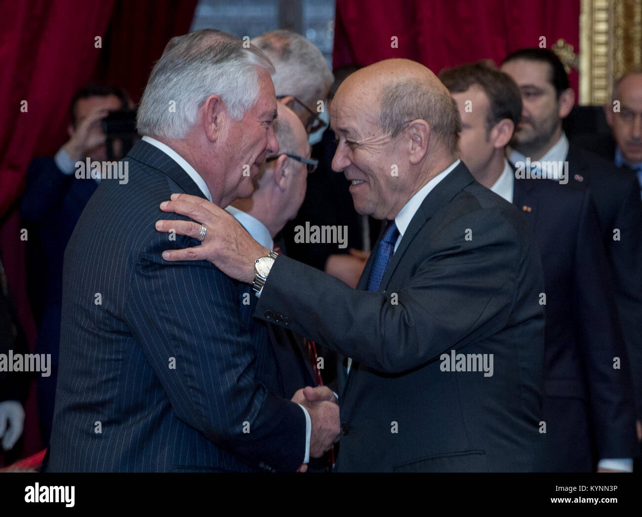 Le secrétaire d’État américain Rex Tillerson rencontre le ministre français des Affaires étrangères Jean-Yves le Drian lors de la réunion du Groupe international de soutien au Liban, qui s’est tenue à Paris. La réunion s'est concentrée sur le soutien aux efforts de stabilité et de développement du Liban. Banque D'Images