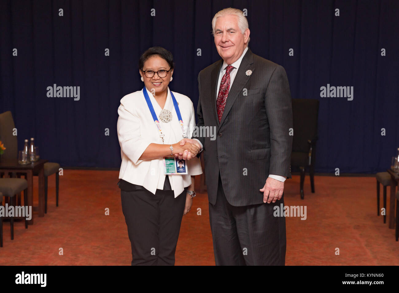 La secrétaire d'État des États-Unis, Rex TIllerson rencontre le ministre indonésien des affaires étrangères Marsudi Retno en marge du sommet de l'ASEAN à Manille Phlippines, le 14 novembre 2017. Banque D'Images