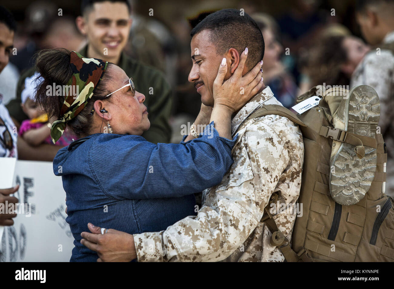 Un Marine se retrouve avec un membre de la famille au Marine Corps Air Station Cherry Point, N.C., 15 mai 2017, au retour d'un soutien aux opérations de déploiement au Moyen-Orient. Le milieu marin est affecté à l'Escadron 231 attaque maritime. Marine Corps photo par Lance Cpl. Zachary M. Ford Novembre 2017 Les anciens combattants et les familles militaires nationales mois 38710670051 o Banque D'Images