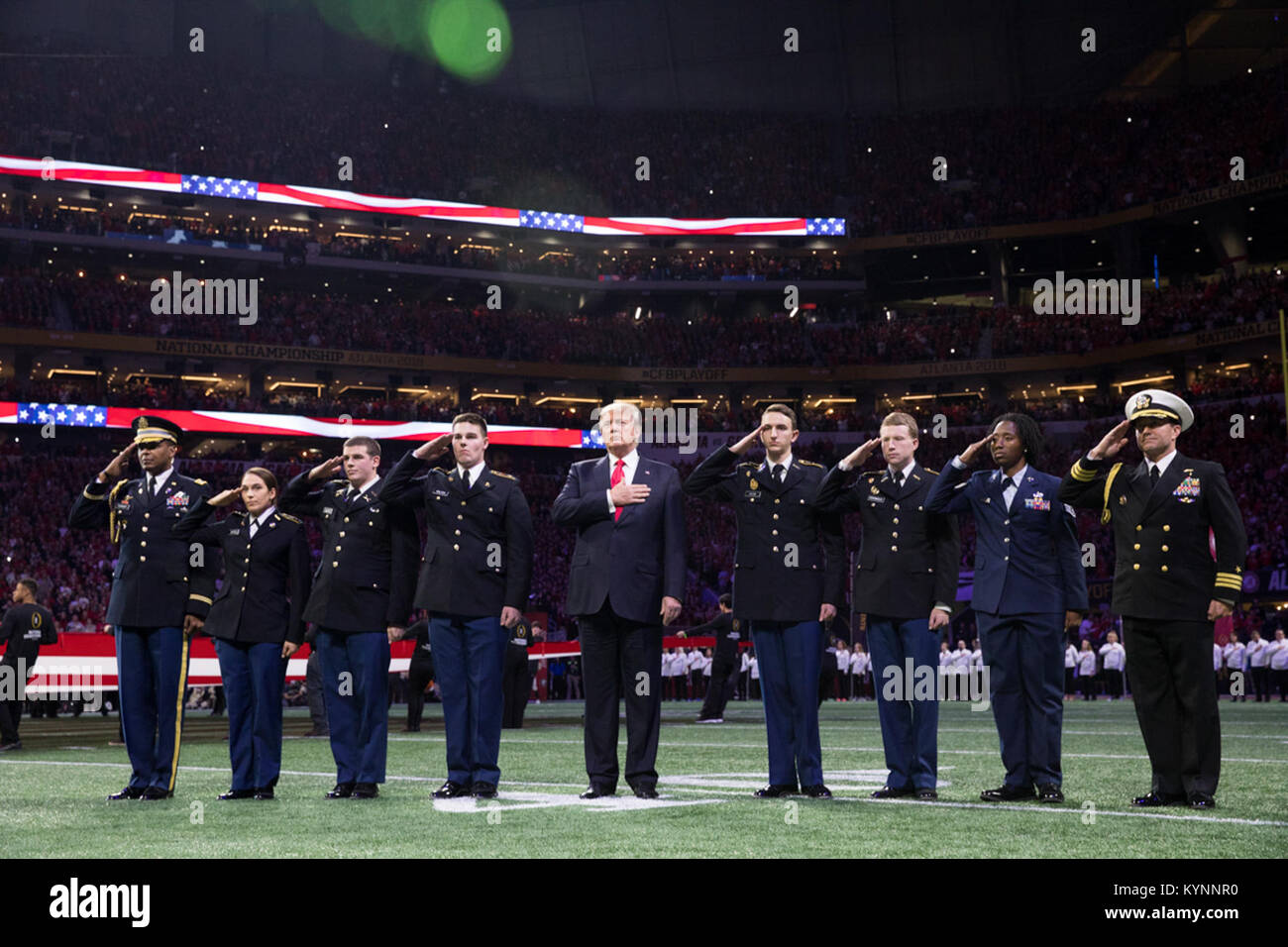 Le président Donald Trump participe aux cérémonies sur le terrain lors du championnat national de football universitaire 2018 entre l'Université de l'Alabama et l'Université de Géorgie le 8 janvier 2018. Banque D'Images