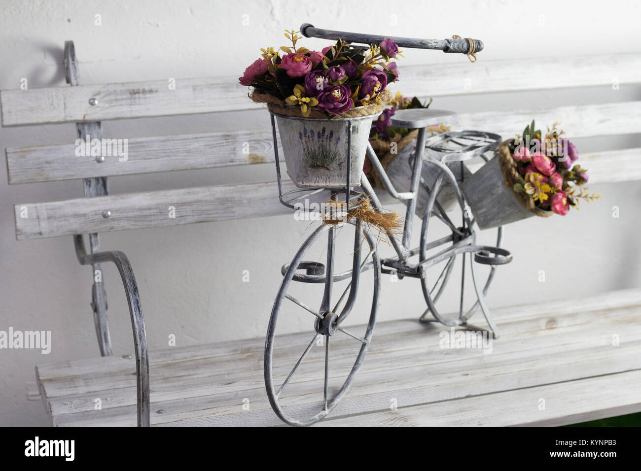 Vintage bicycle sur mur de la maison en bois vintage Banque D'Images