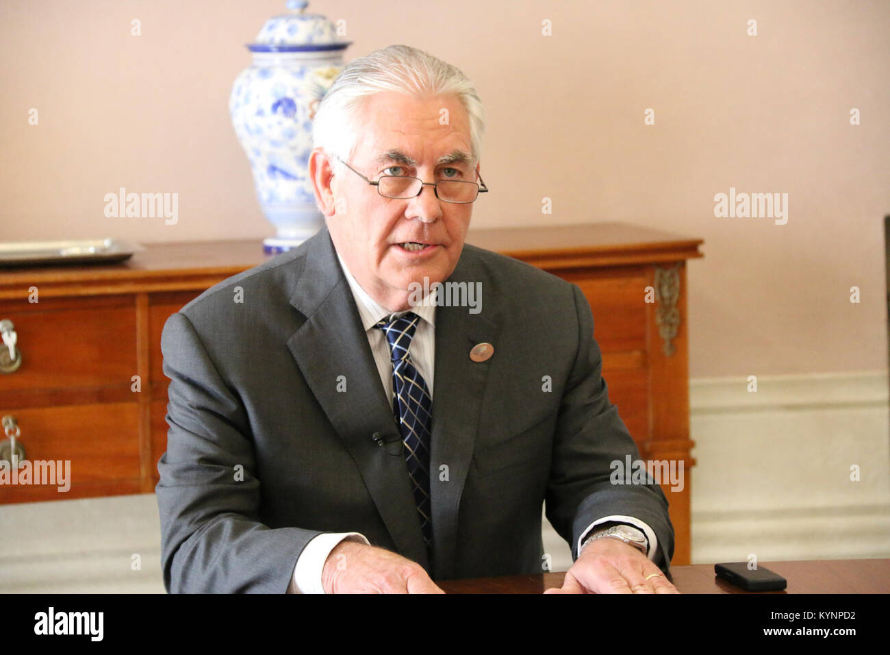 Le 11 avril 2017, le secrétaire d'État américain Rex Tillerson s'est adressé aux journalistes lors de la réunion des ministres des Affaires étrangères du G-7 au Palazzo Ducale à Lucques, en Italie, pour discuter de questions politiques mondiales et de coopération internationale. Banque D'Images