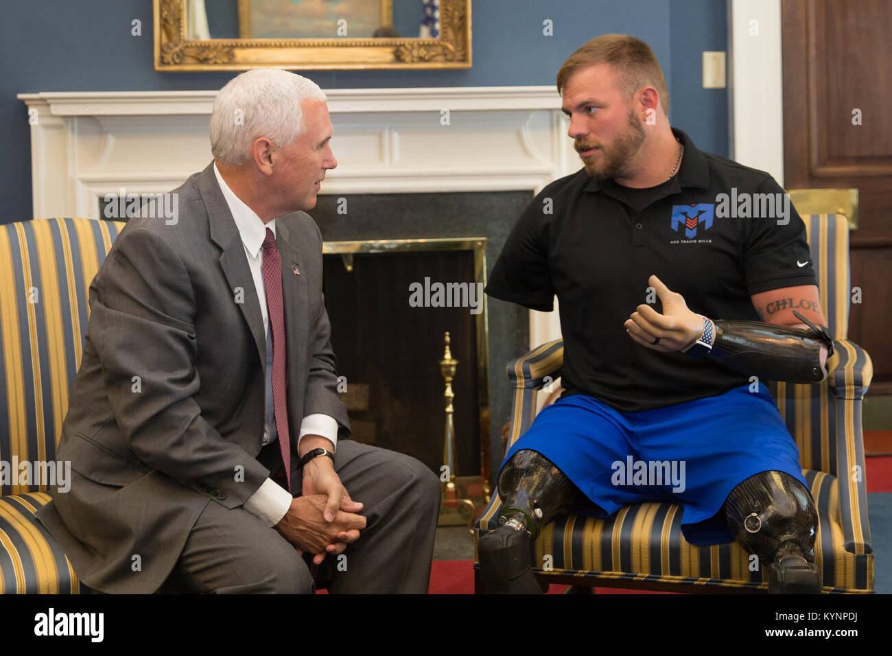 Vice-président Mike Pence et retraités de l'armée des États-Unis Le Sergent Travis moulins de la 82nd Airborne | Juillet 10, 2017 (Photo Officiel de la Maison Blanche par D. Myles Cullen) Photo du jour 7111735017293734 o Banque D'Images