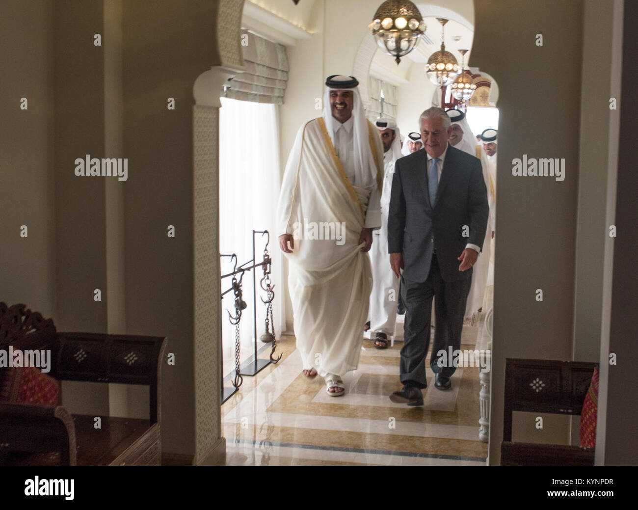 H.H. l'Émir du Qatar, Cheikh Tamim Bin Hamad Al Thani (à gauche), se félicite de la secrétaire d'État des États-Unis, Rex Tillerson à sa résidence officielle Sea Palace à Doha, Qatar, le 11 juillet 2017. Rencontre avec Emir à Sea Palace. (Alexander W. Riedel) Secrétaire Tillerson rencontre l'Emir du Qatar à Doha 35046077733 o Banque D'Images