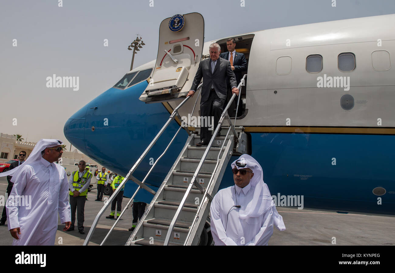 La secrétaire d'État des États-Unis, Rex Tillerson, arrive à Doha, Qatar, le 13 juillet 2017. (Photo par Trevor T. McBride) Secrétaire Tillerson arrive à Doha 35857259026 o Banque D'Images