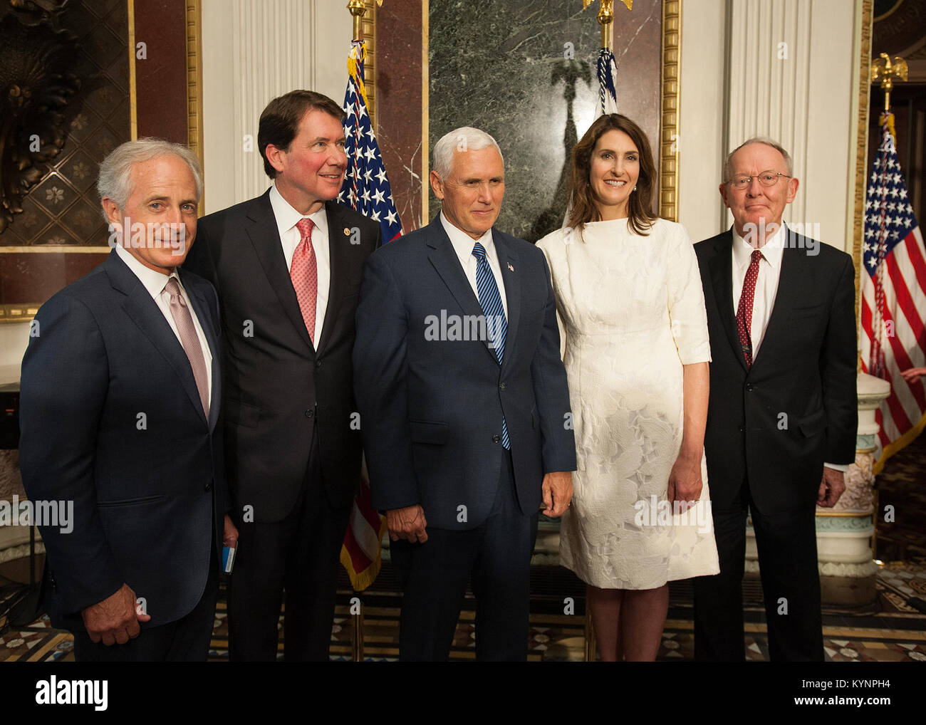 Les nouveaux assermentés à l'ambassadeur américain au Japon Loi Hagerty pose pour une photo avec le Vice-président Mike Pence ; sa femme, Chrissy Hagerty ; et les sénateurs américains Bob Corker et Lamar Alexander à partir de l'accueil de l'Ambassadeur d'État du Tennessee posent pour une photo lors d'une cérémonie en l'honneur de l'Ambassadeur à l'Eisenhower Executive Office Building à Washington, D.C., le 27 juillet 2017. L'ambassadeur Hagerty, Vice-président, Mme Hagerty, Pence et sénateurs américains 36055778882 o Banque D'Images