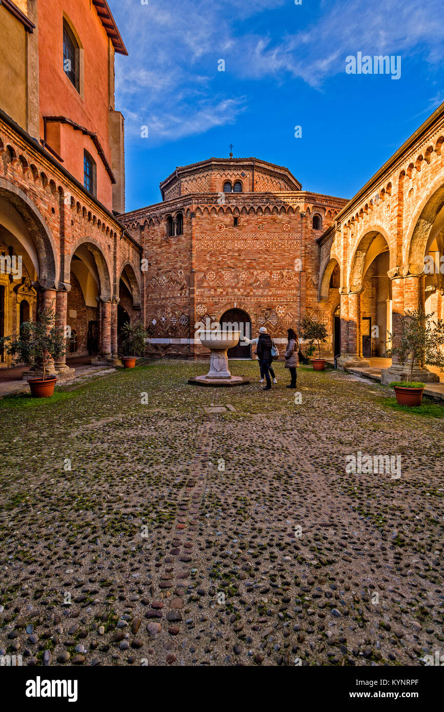 Italie Emilie Romagne Bologna Piazza Santo Stefano complexe de Santo Stefano ou 7 Chiese ( 7 ) de l'Église - Cortile di Pilato Banque D'Images