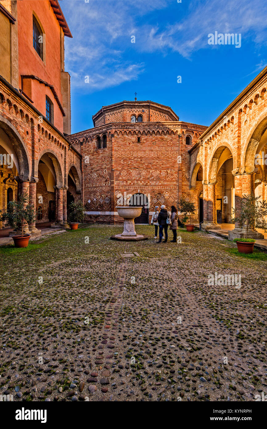 Italie Emilie Romagne Bologna Piazza Santo Stefano complexe de Santo Stefano ou 7 Chiese ( 7 ) de l'Église - Cortile di Pilato Banque D'Images