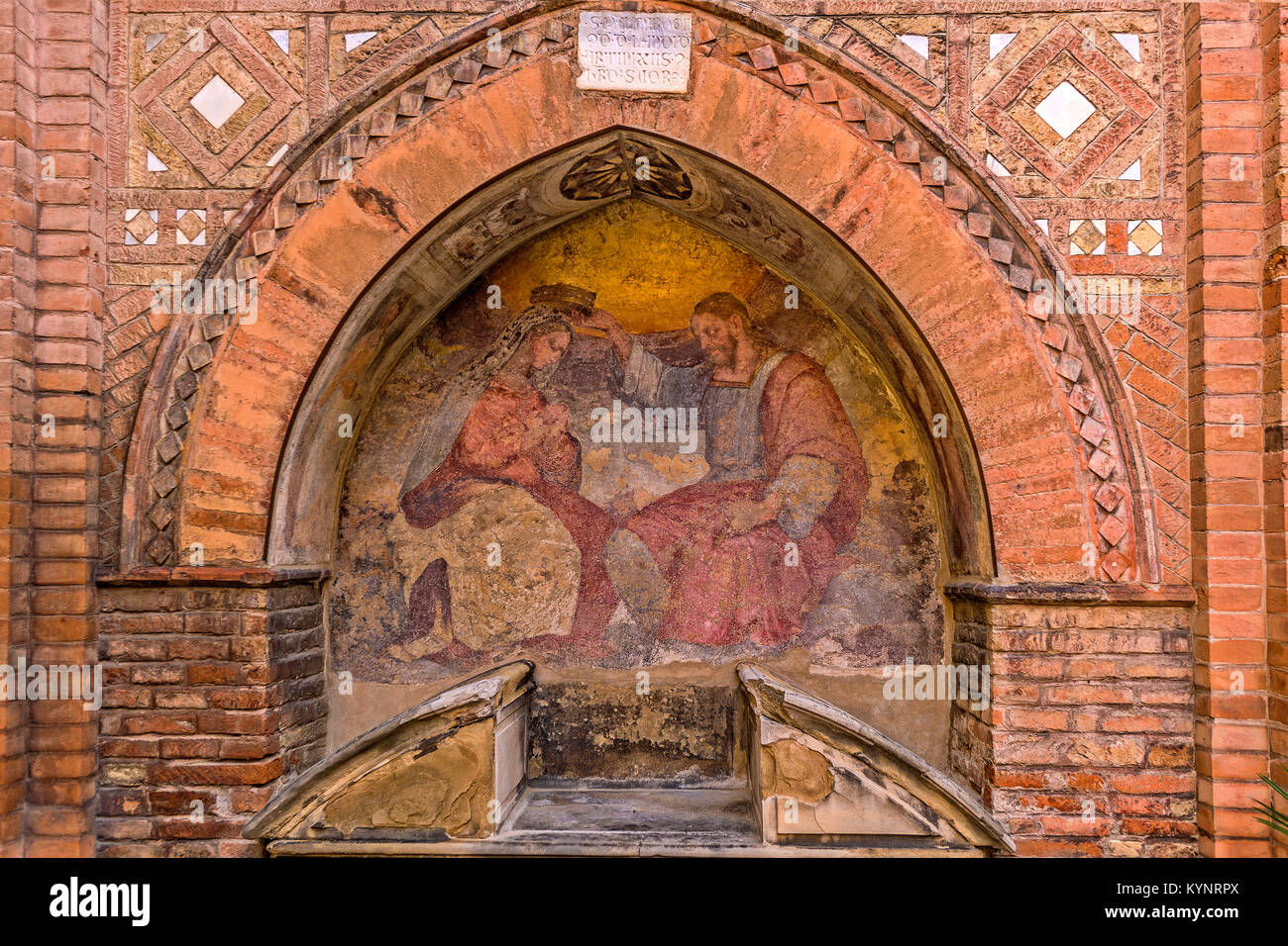 Italie Emilie Romagne Bologna Piazza Santo Stefano complexe de Santo Stefano ou 7 Chiese ( 7 ) de l'Église - Cortile di Pilato - couronnement de la vierge Banque D'Images