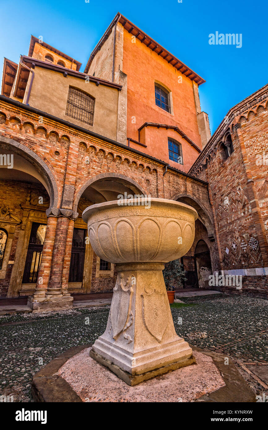 Italie Emilie Romagne Bologna Piazza Santo Stefano complexe de Santo Stefano ou 7 Chiese ( 7 ) de l'Église - Cortile di Pilato - Catino di Pilato ( bassin de Pilato ) Banque D'Images