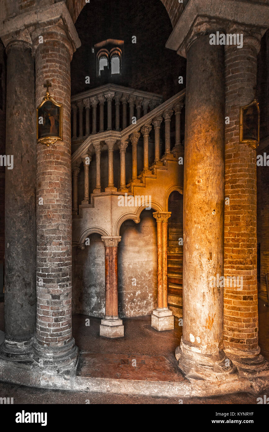 Italie Emilie Romagne Bologna Piazza Santo Stefano complexe de Santo Stefano ou 7 Chiese ( 7 ) de l'Église - Basilique du sépulcre Banque D'Images