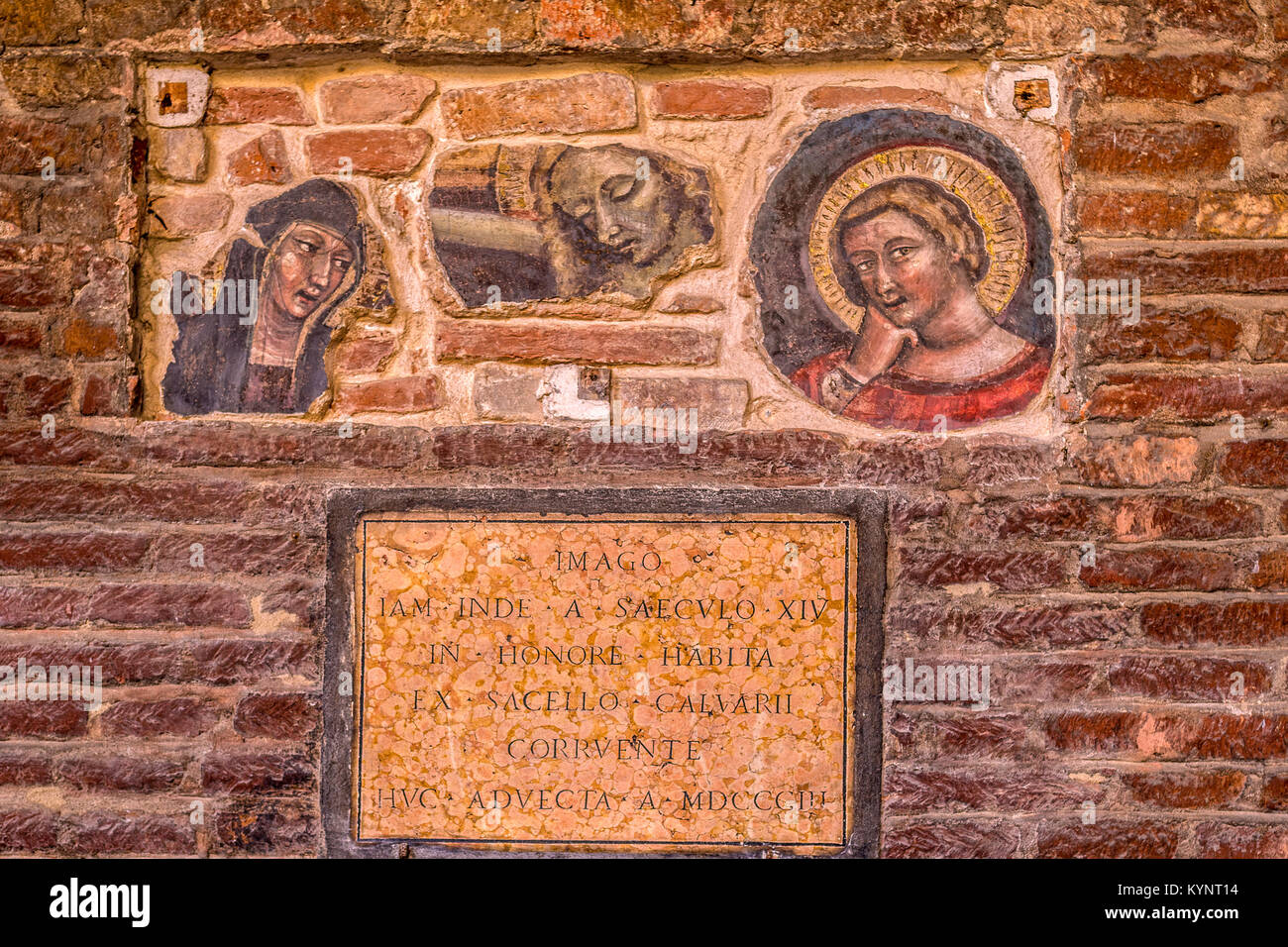 Italie Emilie Romagne Bologna Piazza Santo Stefano complexe de Santo Stefano ou 7 Chiese ( 7 ) de l'Église - Cortile di Pilato - des fresques du quatorzième siècle par le peintre Jacobus - Marie, Jésus et Saint John Banque D'Images