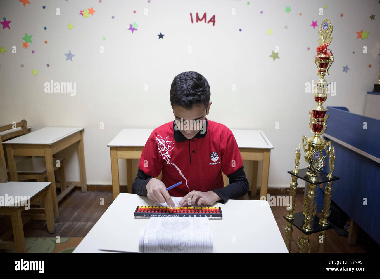 Le Caire, Égypte. 14Th Jan, 2018. Enfant égyptien Abdulrahman Hussein, qui  a intitulé le "plus habile enfant dans le monde" résout un problème de  calcul au cours d'un entretien avec l'agence de