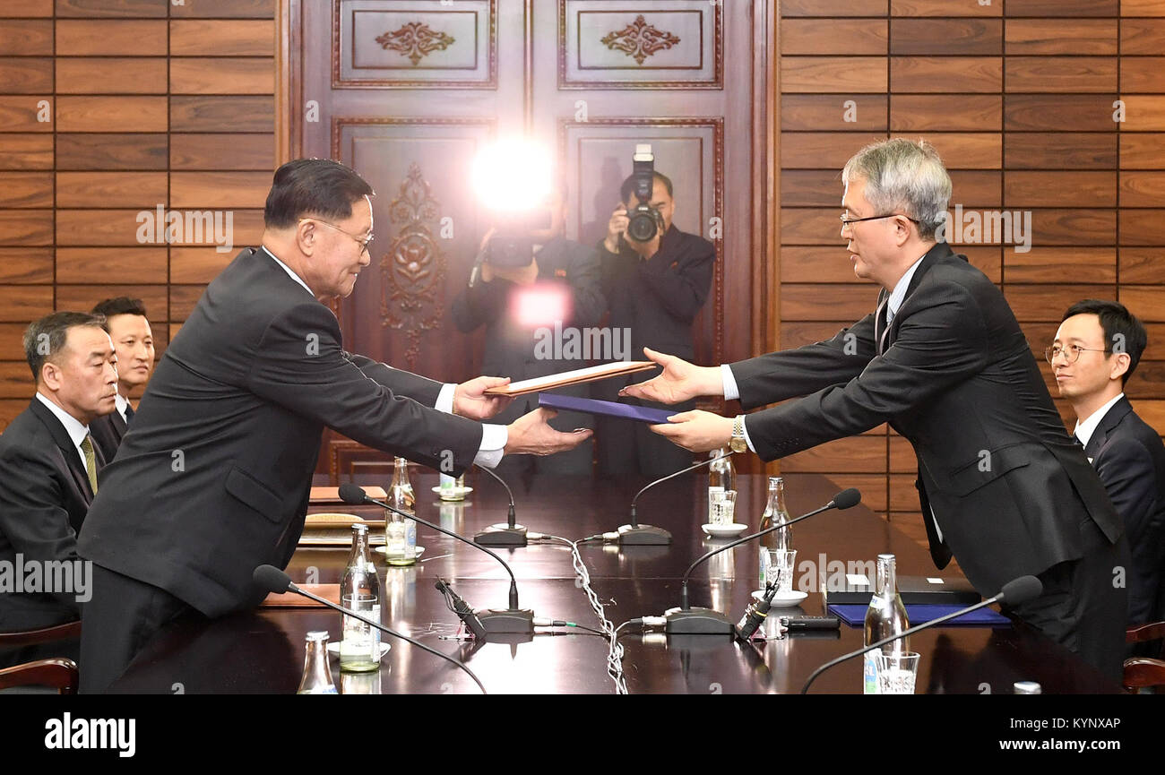 Séoul, Corée du bâtiment dans le village de trêve Panmunjom. 15 Jan, 2018. Lee Woo-sung(R), chef de délégation de la Corée du Sud, et Kwon Bong crochet(L), chef de la République populaire démocratique de Corée (RPDC) délégation, échanger des documents à Tongilgak, un bâtiment de la RPDC dans le village de la trêve de Panmunjom, 15 janvier 2018. La République populaire démocratique de Corée (RPDC) d'accord avec la Corée du Sud lundi d'envoyer un 140 membres à l'orchestre de la Corée du Sud a organisé des Jeux Olympiques d'hiver, a déclaré le ministère de l'unification de Séoul. L'Unification de la Corée du Sud : Crédit Ministère/Xinhua/Alamy Live News Banque D'Images