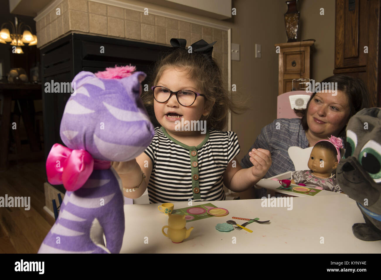 13 janvier 2018 - Alpharetta, GA - Gracyn McEntire, 3, est né avec "one of a kind' translocation chromosomique. ''Il manque une partie de son 18ème chromosome dupliqué et dispose d'une partie de sa 20ème chromosome, '' et signifie une vie de problèmes médicaux et les troubles du développement, sa mère Kimberly McEntire dit. ''C'est un voyage plein d'anxiété, de tristesse, de colère, de nominations, de livres, le Dr Google et très gros mots. C'est la noyade dans les projets de loi et d'un médecin de montagne russe d'émotions, et aussi plein de très grande joie tous en même temps, '' dit-elle. Sur la photo'' Kim watches Gracyn comme elle alimente Banque D'Images