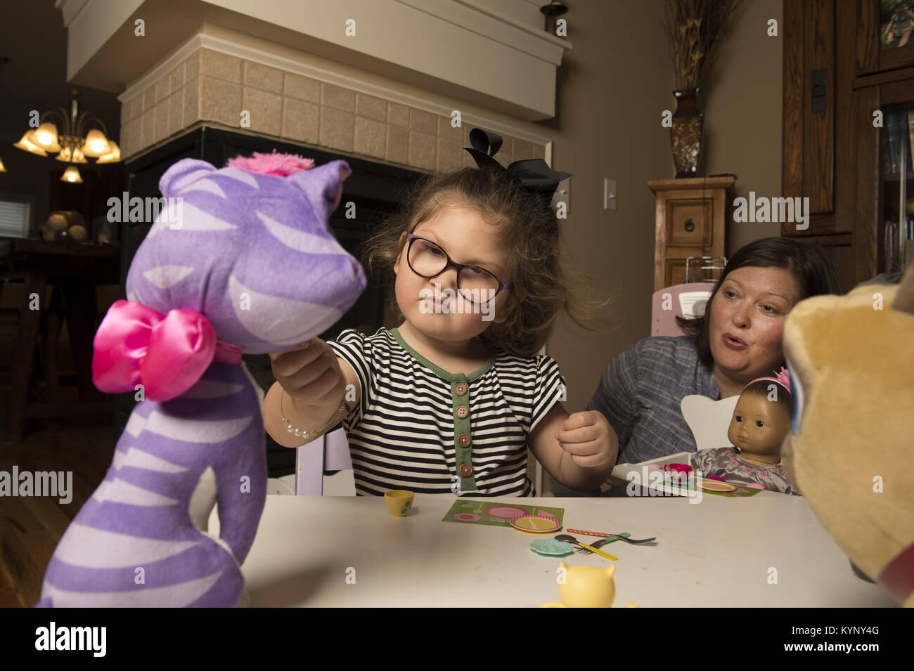 13 janvier 2018 - Alpharetta, GA - Gracyn McEntire, 3, est né avec "one of a kind' translocation chromosomique. ''Il manque une partie de son 18ème chromosome dupliqué et dispose d'une partie de sa 20ème chromosome, '' et signifie une vie de problèmes médicaux et les troubles du développement, sa mère Kimberly McEntire dit. ''C'est un voyage plein d'anxiété, de tristesse, de colère, de nominations, de livres, le Dr Google et très gros mots. C'est la noyade dans les projets de loi et d'un médecin de montagne russe d'émotions, et aussi plein de très grande joie tous en même temps, '' dit-elle. Sur la photo'' Kim watches Gracyn comme elle alimente Banque D'Images