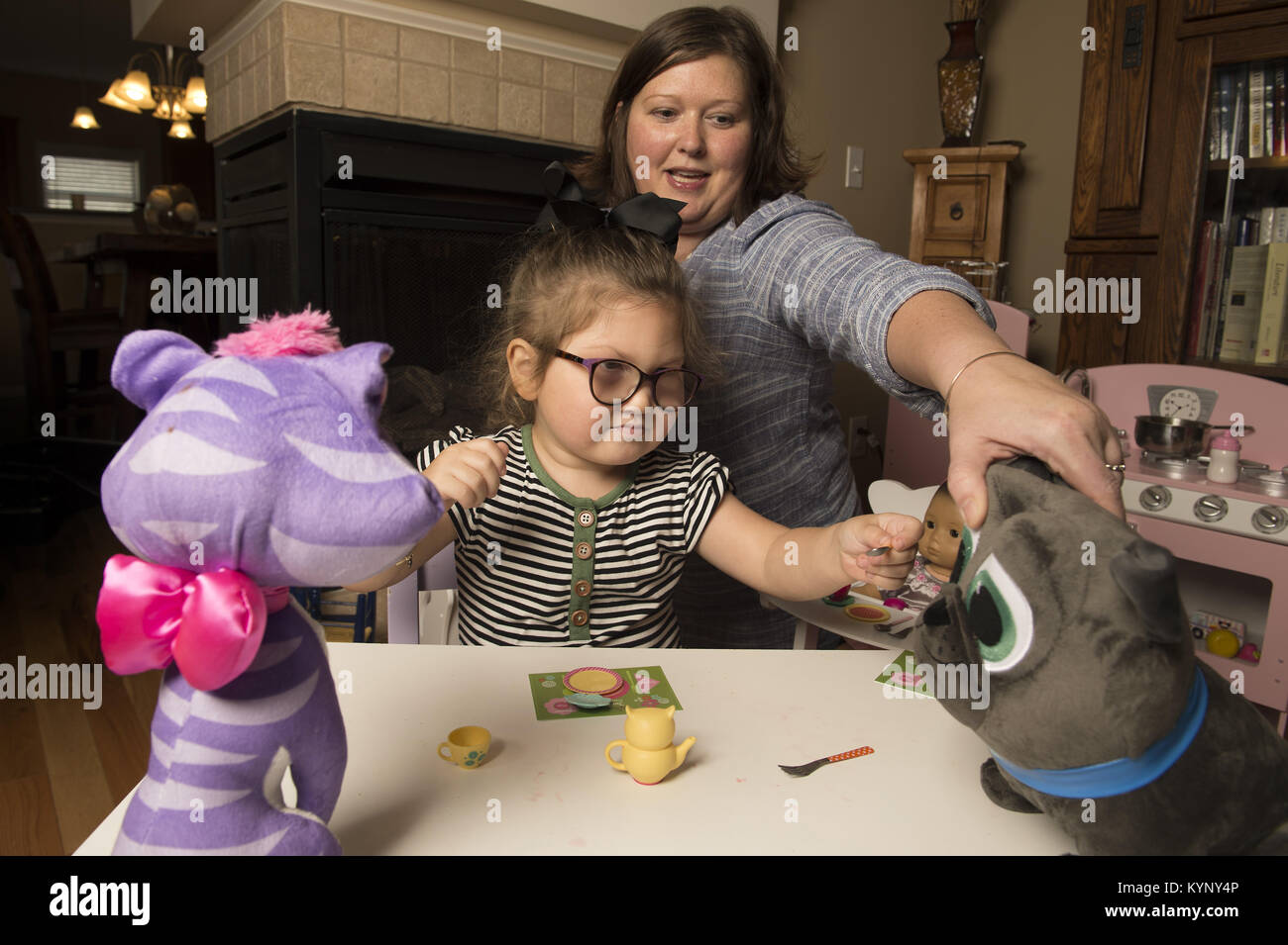 13 janvier 2018 - Alpharetta, GA - Gracyn McEntire, 3, est né avec "one of a kind' translocation chromosomique. ''Il manque une partie de son 18ème chromosome dupliqué et dispose d'une partie de sa 20ème chromosome, '' et signifie une vie de problèmes médicaux et les troubles du développement, sa mère Kimberly McEntire dit. ''C'est un voyage plein d'anxiété, de tristesse, de colère, de nominations, de livres, le Dr Google et très gros mots. C'est la noyade dans les projets de loi et d'un médecin de montagne russe d'émotions, et aussi plein de très grande joie tous en même temps, '' dit-elle. Sur la photo'' Kim watches Gracyn comme elle alimente Banque D'Images