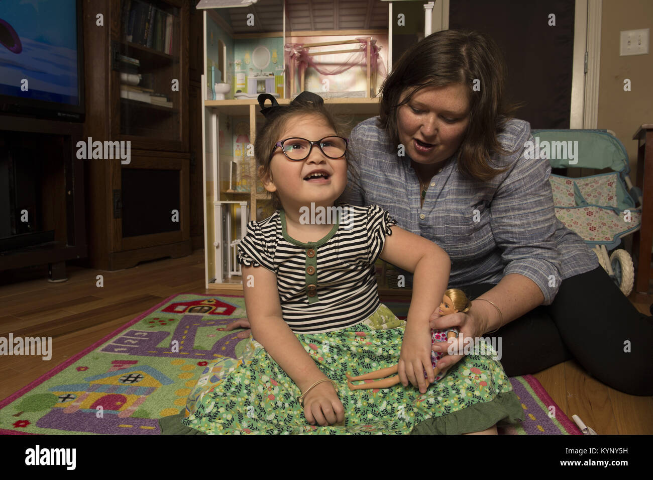 13 janvier 2018 - Alpharetta, GA - Gracyn McEntire, 3, est né avec "one of a kind' translocation chromosomique. ''Il manque une partie de son 18ème chromosome dupliqué et dispose d'une partie de sa 20ème chromosome, '' et signifie une vie de problèmes médicaux et les troubles du développement, sa mère Kimberly McEntire dit. ''C'est un voyage plein d'anxiété, de tristesse, de colère, de nominations, de livres, le Dr Google et très gros mots. C'est la noyade dans les projets de loi et d'un médecin de montagne russe d'émotions, et aussi plein de très grande joie tous en même temps, '' dit-elle. Sur la photo : Kim joue avec Gracyn et son do Banque D'Images