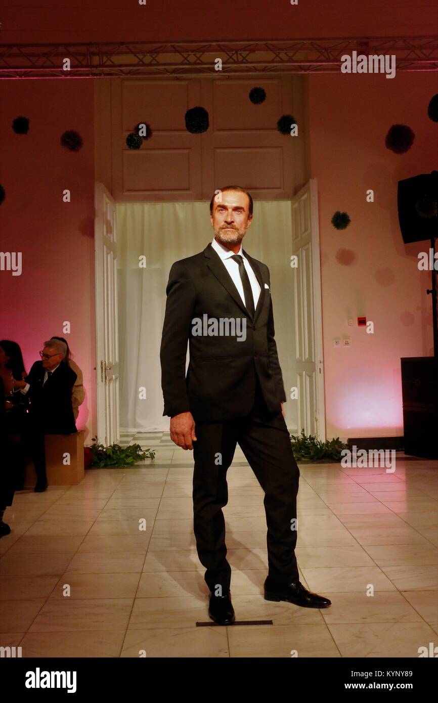 Athènes, Grèce. 14Th Jan, 2018. Un modèle porte une création de la designer de mode grec Erotokritos le deuxième jour de la Semaine de la mode nuptiale 2018 à Athènes. Credit : Eleni Paroglou/SOPA/ZUMA/Alamy Fil Live News Banque D'Images