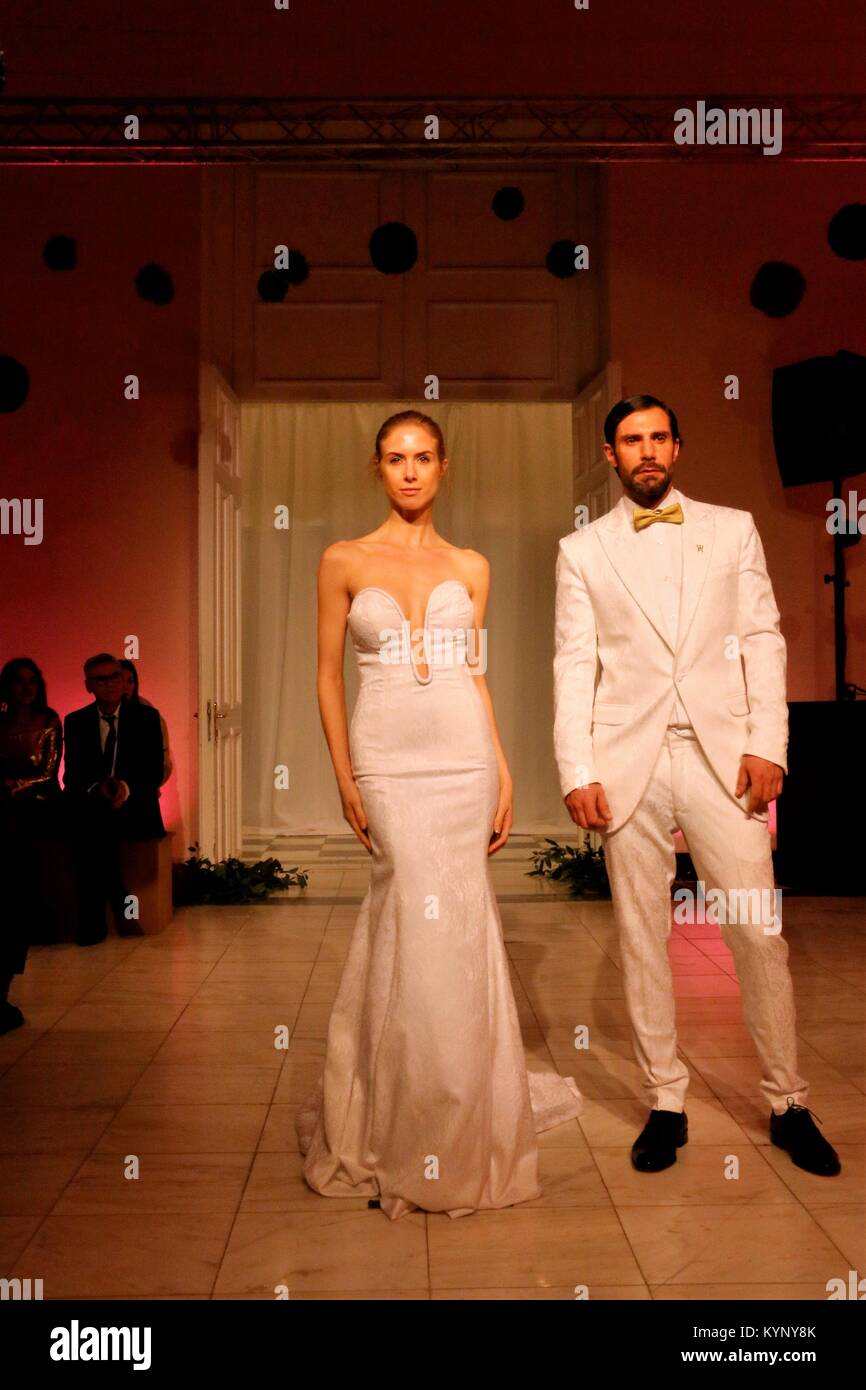 Athènes, Grèce. 14Th Jan, 2018. Les modèles portant création de la designer de mode grec Erotokritos le deuxième jour de la Semaine de la mode nuptiale à Athènes 2018 : Crédit d'Eleni Paroglou/SOPA/ZUMA/Alamy Fil Live News Banque D'Images