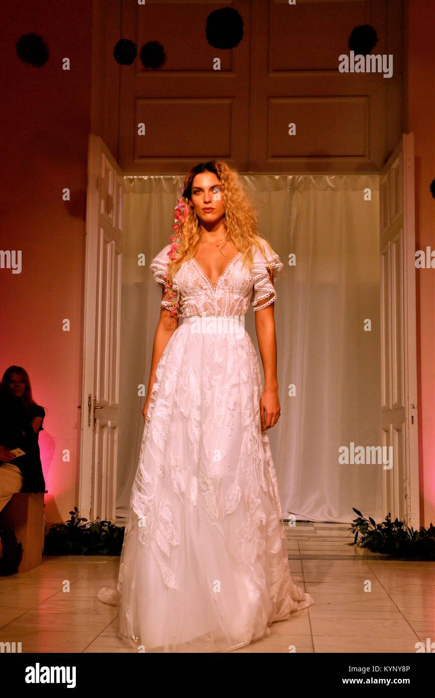 Athènes, Grèce. 14Th Jan, 2018. Un modèle porte une création de la styliste grecque Theodorou Stalo le deuxième jour de la Semaine de la mode nuptiale 2018 à Athènes. Credit : Eleni Paroglou/SOPA/ZUMA/Alamy Fil Live News Banque D'Images