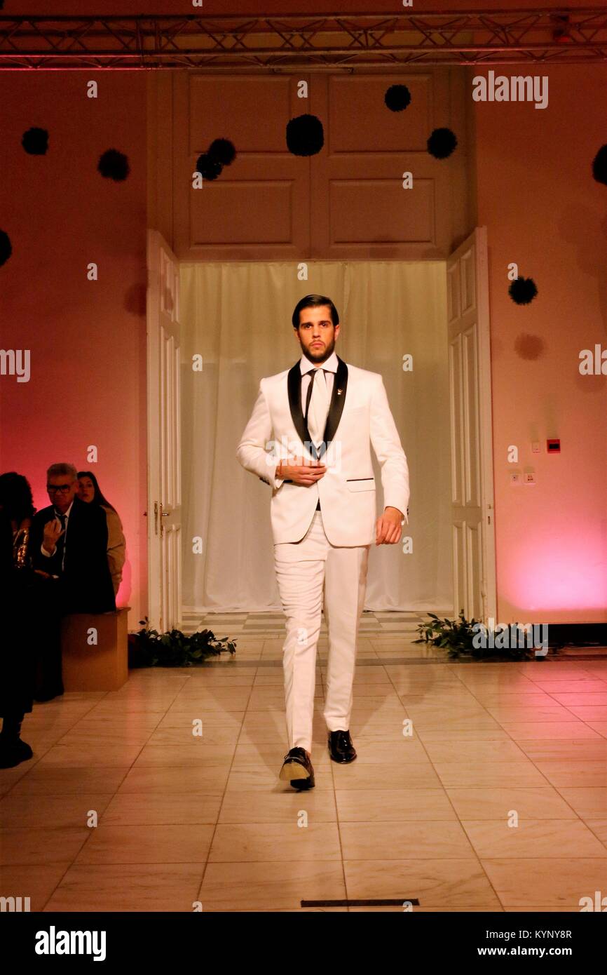 Athènes, Grèce. 14Th Jan, 2018. Un modèle porte une création de la designer de mode grec Erotokritos le deuxième jour de la Semaine de la mode nuptiale à Athènes 2018 : Crédit d'Eleni Paroglou/SOPA/ZUMA/Alamy Fil Live News Banque D'Images