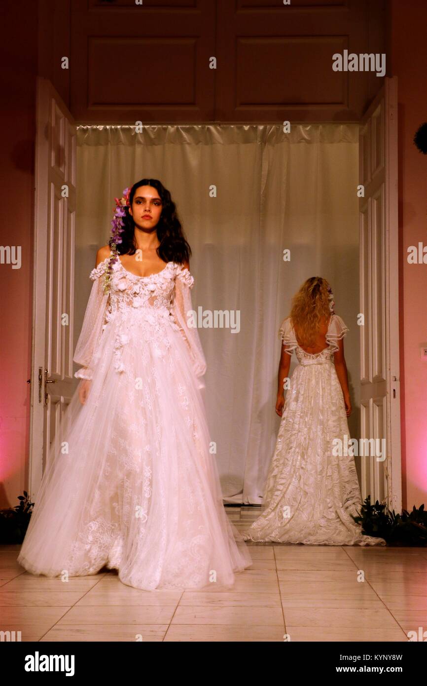 Athènes, Grèce. 14Th Jan, 2018. Un modèle porte une création de la styliste grecque Theodorou Stalo le deuxième jour de la Semaine de la mode nuptiale à Athènes 2018 : Crédit d'Eleni Paroglou/SOPA/ZUMA/Alamy Fil Live News Banque D'Images