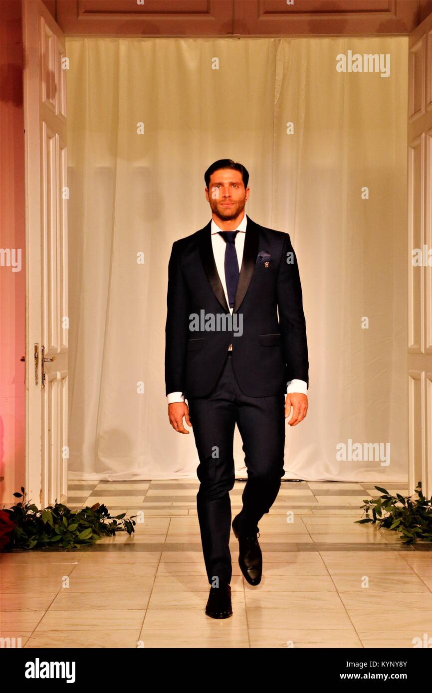 Athènes, Grèce. 14Th Jan, 2018. Un modèle porte une création de la designer de mode grec Erotokritos le deuxième jour de la Semaine de la mode nuptiale à Athènes 2018 : Crédit d'Eleni Paroglou/SOPA/ZUMA/Alamy Fil Live News Banque D'Images