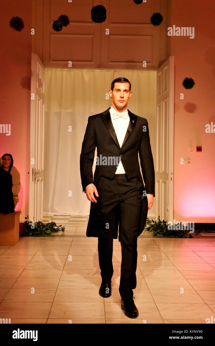 Athènes, Grèce. 14Th Jan, 2018. Un modèle porte une création de la designer de mode grec Erotokritos le deuxième jour de la Semaine de la mode nuptiale à Athènes 2018 : Crédit d'Eleni Paroglou/SOPA/ZUMA/Alamy Fil Live News Banque D'Images