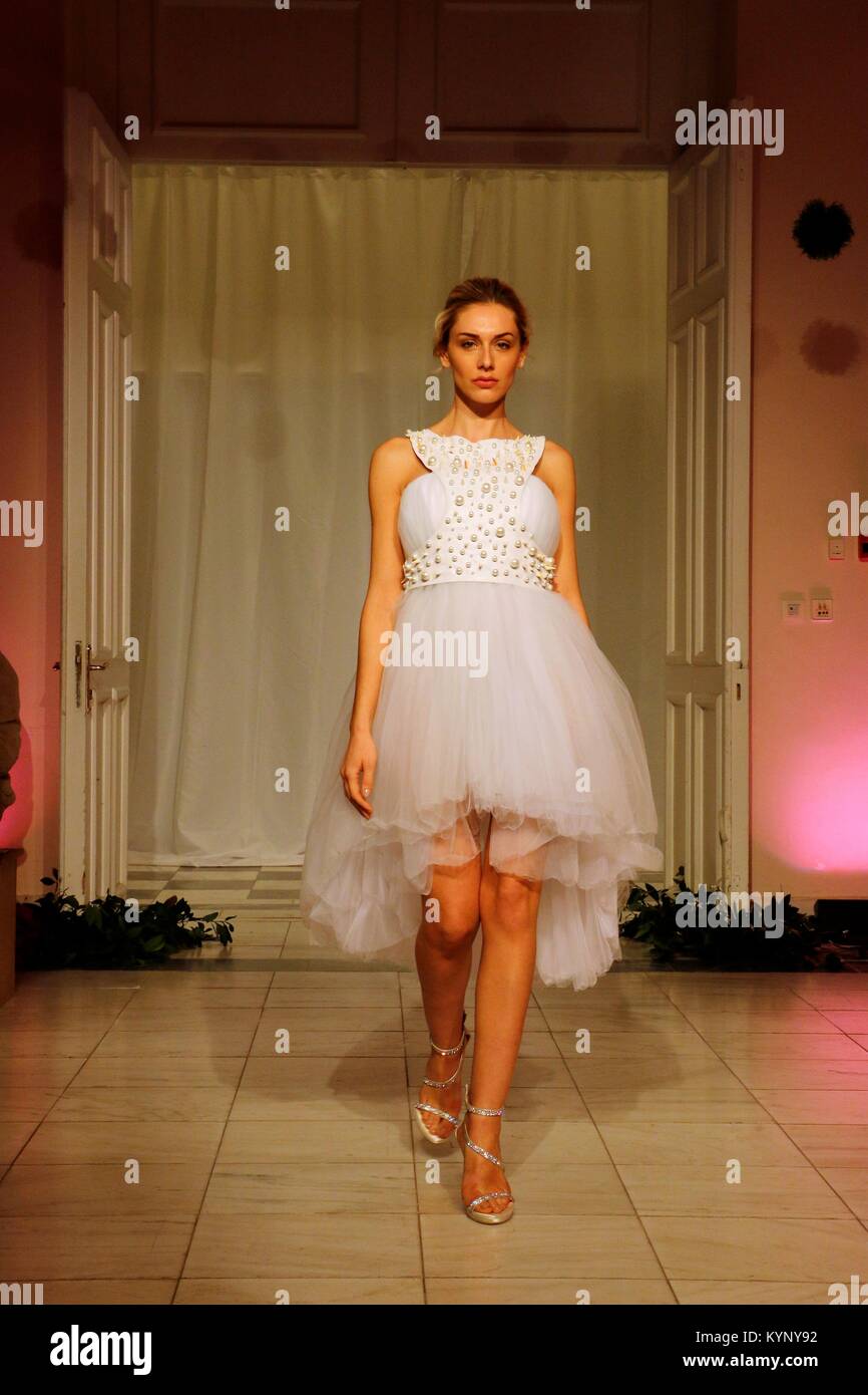 Athènes, Grèce. 14Th Jan, 2018. Un modèle porte une création de la designer de mode grec Erotokritos le deuxième jour de la Semaine de la mode nuptiale à Athènes 2018 : Crédit d'Eleni Paroglou/SOPA/ZUMA/Alamy Fil Live News Banque D'Images