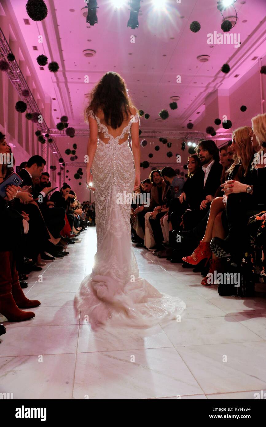 Athènes, Grèce. 14Th Jan, 2018. Un modèle porte une création de la styliste grecque Theodorou Stalo le deuxième jour de la Semaine de la mode nuptiale à Athènes 2018 : Crédit d'Eleni Paroglou/SOPA/ZUMA/Alamy Fil Live News Banque D'Images