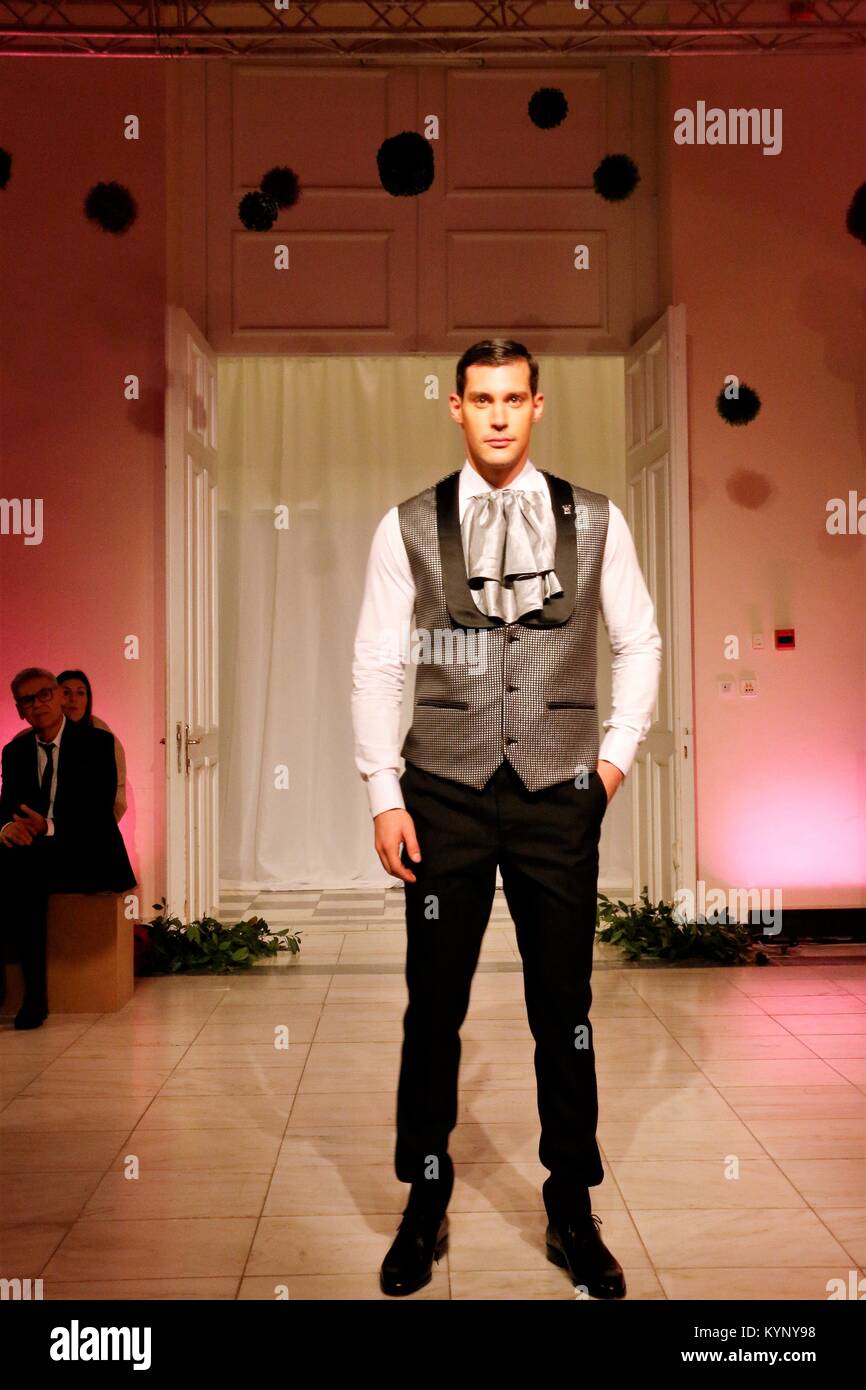 Athènes, Grèce. 14Th Jan, 2018. Un modèle porte une création de la designer de mode grec Erotokritos le deuxième jour de la Semaine de la mode nuptiale à Athènes 2018 : Crédit d'Eleni Paroglou/SOPA/ZUMA/Alamy Fil Live News Banque D'Images