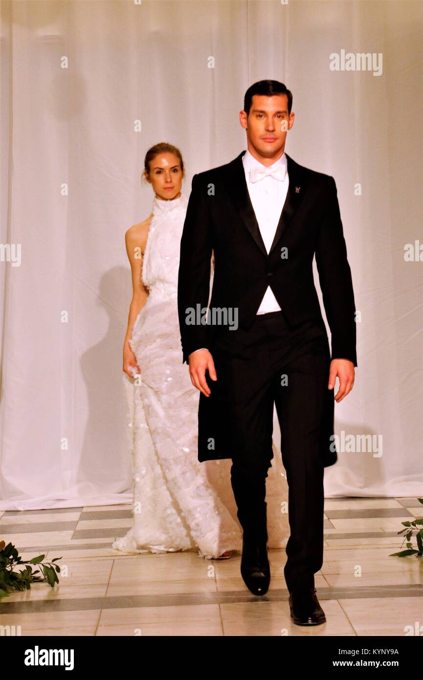 Athènes, Grèce. 14Th Jan, 2018. Un modèle porte une création de la designer de mode grec Erotokritos le deuxième jour de la Semaine de la mode nuptiale à Athènes 2018 : Crédit d'Eleni Paroglou/SOPA/ZUMA/Alamy Fil Live News Banque D'Images