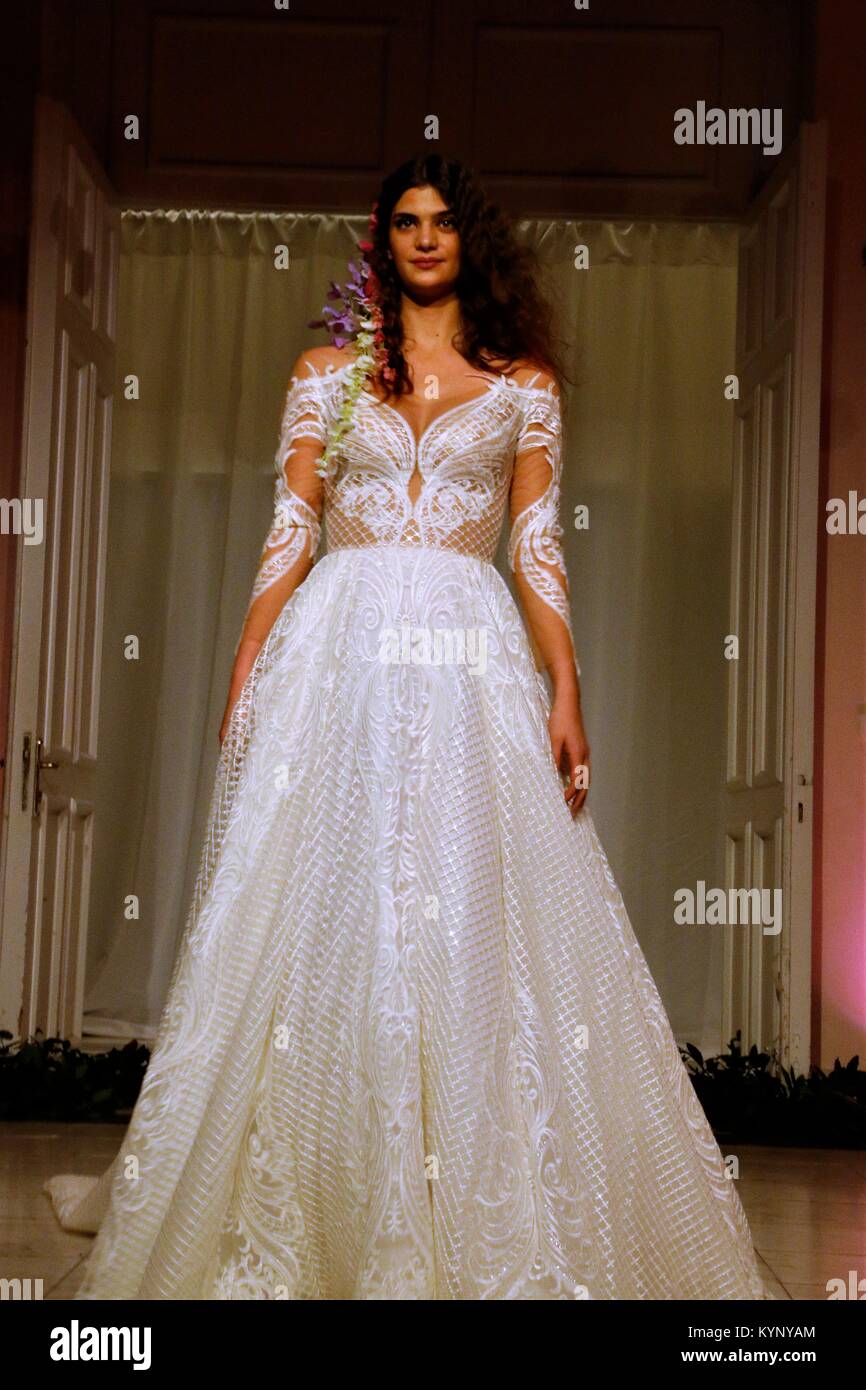 Athènes, Grèce. 14Th Jan, 2018. Un modèle porte une création de la styliste grecque Theodorou Stalo le deuxième jour de la Semaine de la mode nuptiale à Athènes 2018 : Crédit d'Eleni Paroglou/SOPA/ZUMA/Alamy Fil Live News Banque D'Images